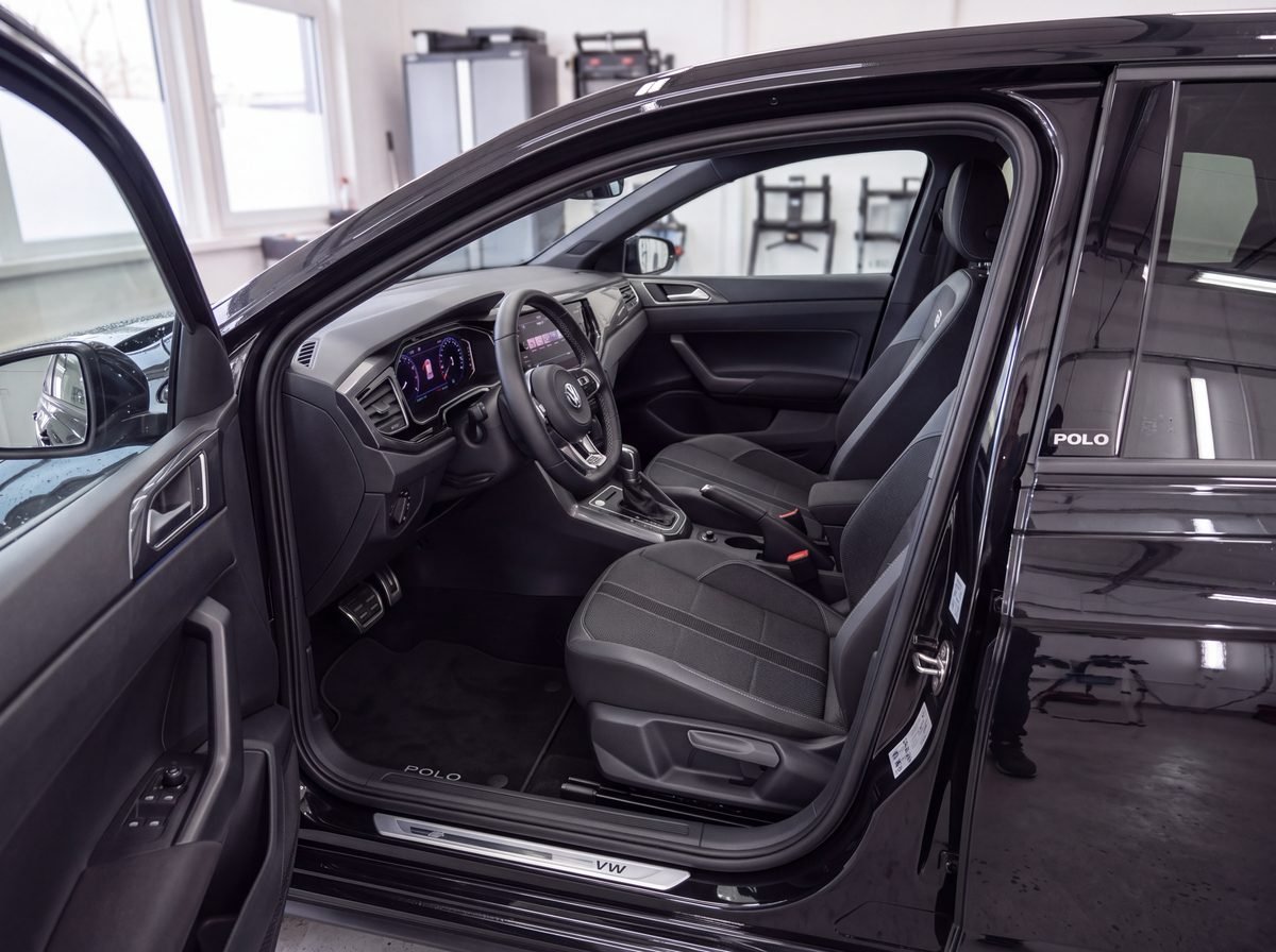 Intérieur nettoyé d'une Volkswagen Polo, sièges et tableau de bord